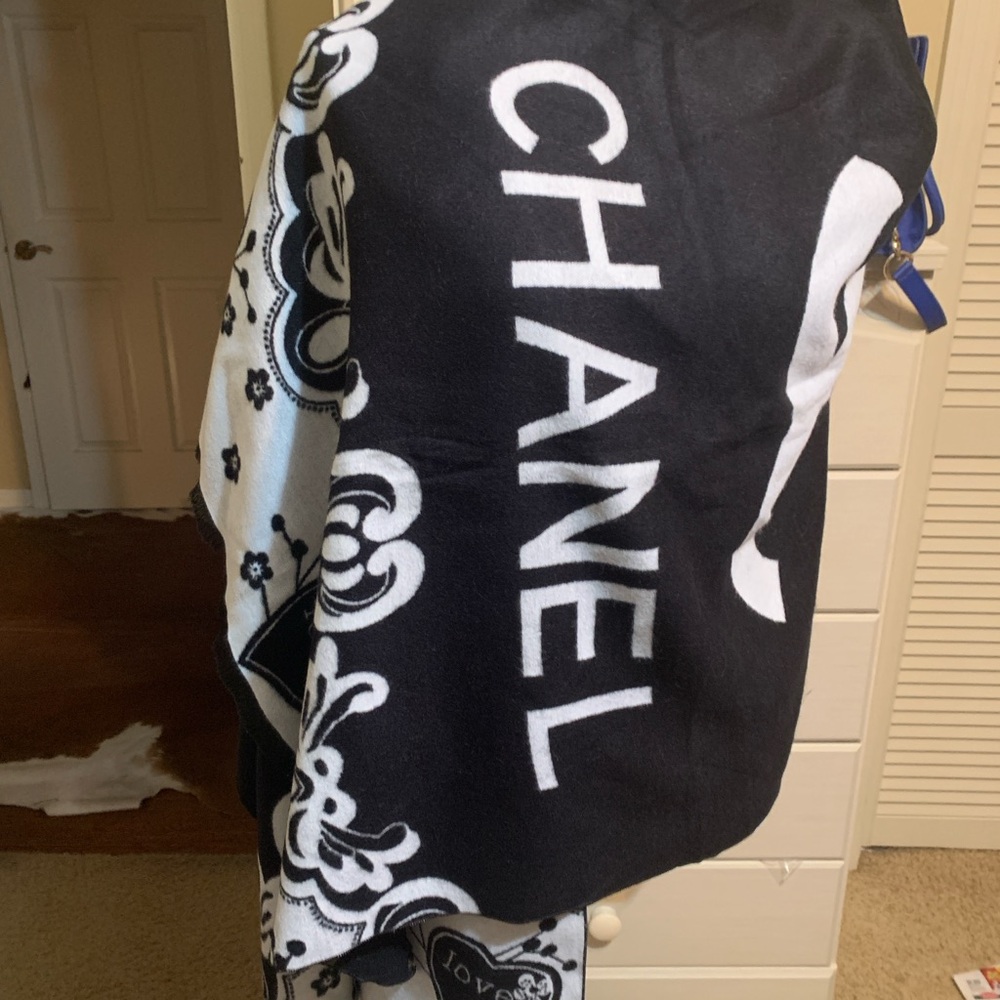 Vintage new “CHANEL”Monochrome Logo Scarf